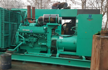 陵水发电机组如何判断水冷式机油散热器内部是否需要清洗？